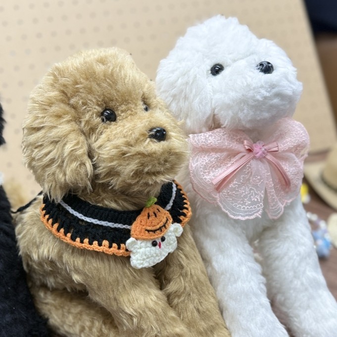 チョーカーをつけたぬいぐるみ